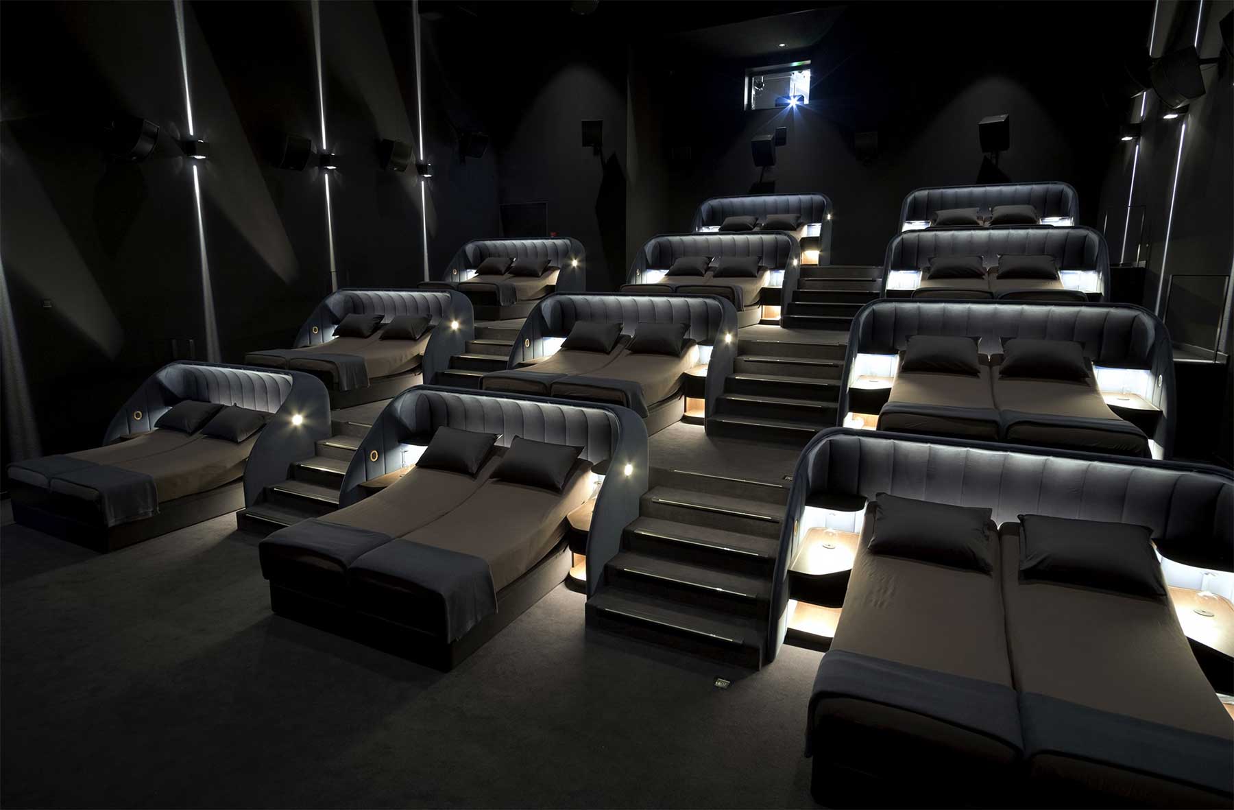 In diesem Kino könnt ihr Filme auf Betten und Sofas schauen pathe-spreitenbach-kino-mit-sofas-und-betten_02 