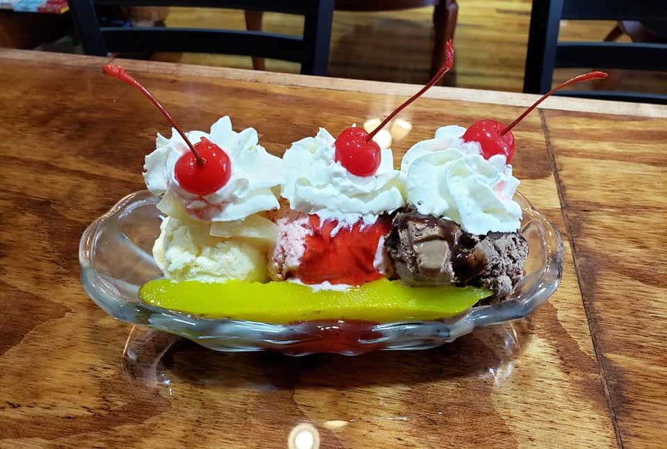 Banana Split-Eis mit Gewürzgurke statt Banane pickle-split-gurken-eis-1 