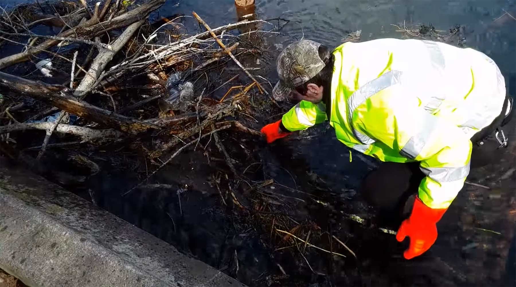 Nur ein Mann, der einen städtischen Abfluss entstopft stadtabfluss-reinigen 