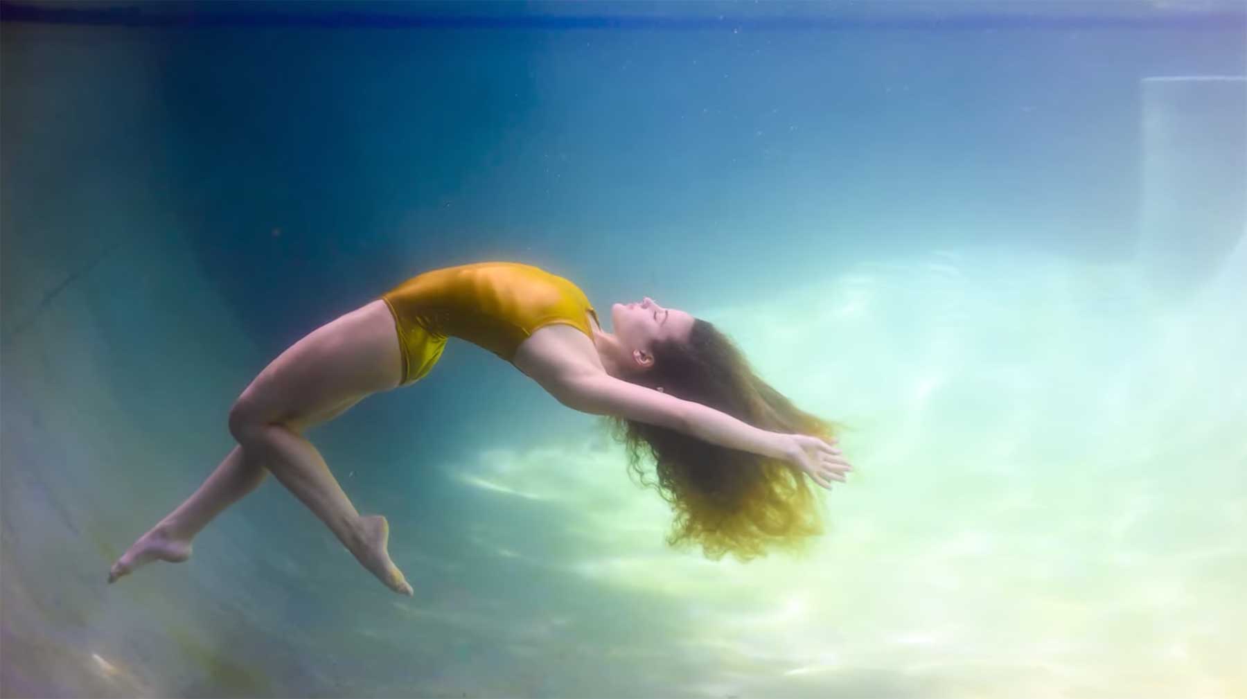 Beim Unterwasser-Fotoshooting mit Jordan Matter und Sofie Dossi