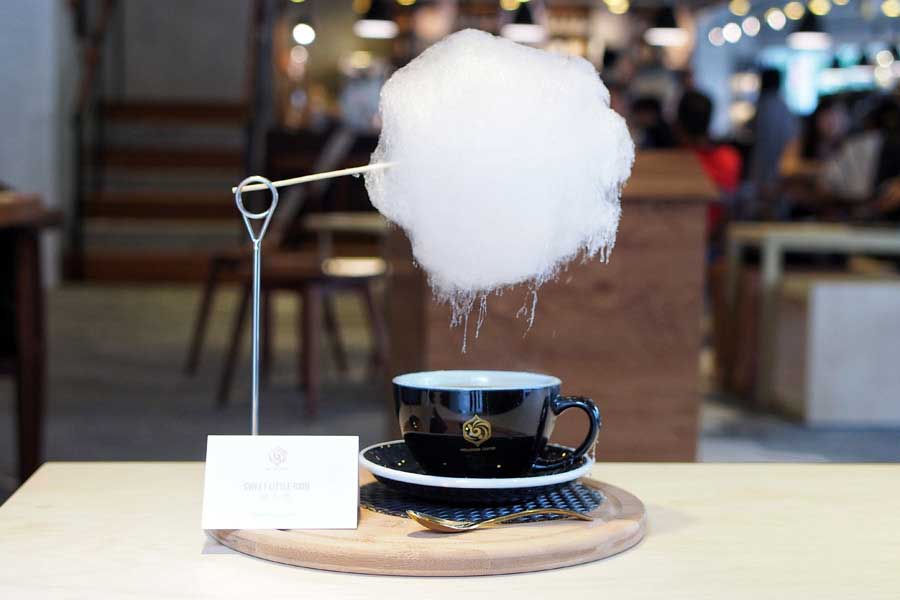 Diese Zuckerwatte-Wolke regnet in Kaffeetassen zuckerwattenwolke-kaffee_02 