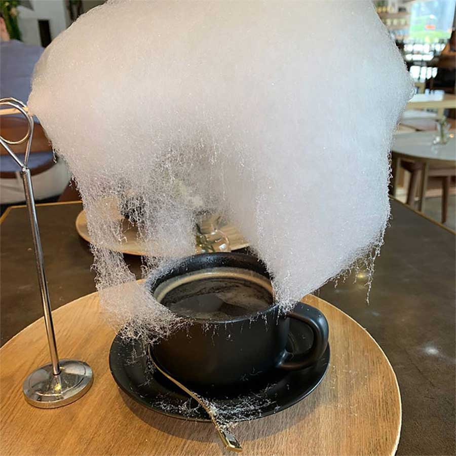 Diese Zuckerwatte-Wolke regnet in Kaffeetassen zuckerwattenwolke-kaffee_05 