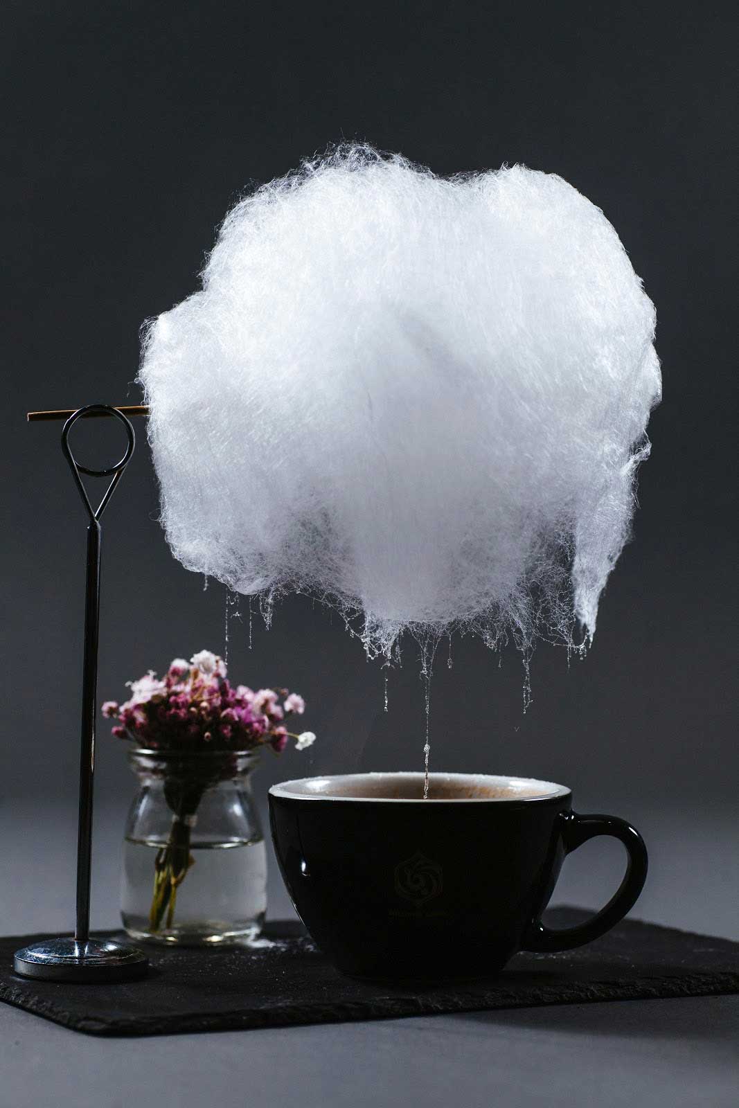 Diese Zuckerwatte-Wolke regnet in Kaffeetassen zuckerwattenwolke-kaffee_09 