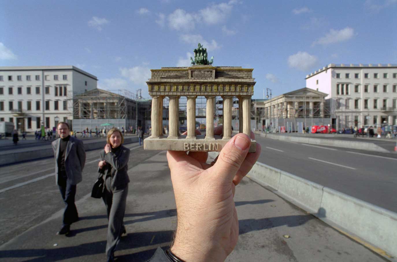 Souvenirs vor ihren Original-Sehenswürdigkeiten