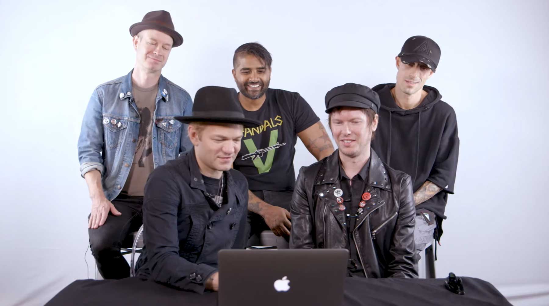 Sum 41 spielen Metallica-Medley und schauen ihre Musikvideos