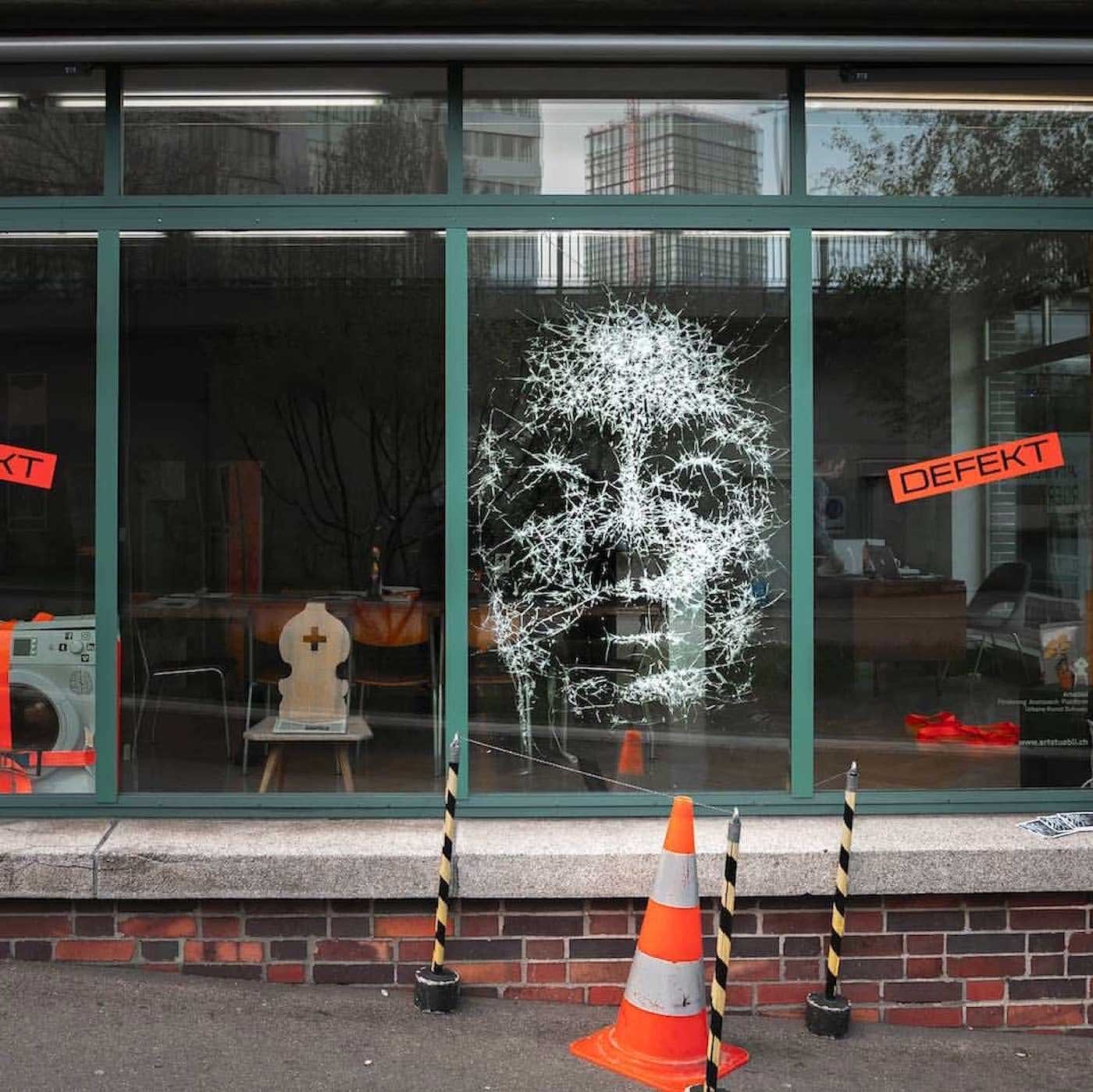 Portrait aus zersprungenem Fensterglas Simon-Berger-Defekt-installation_01 