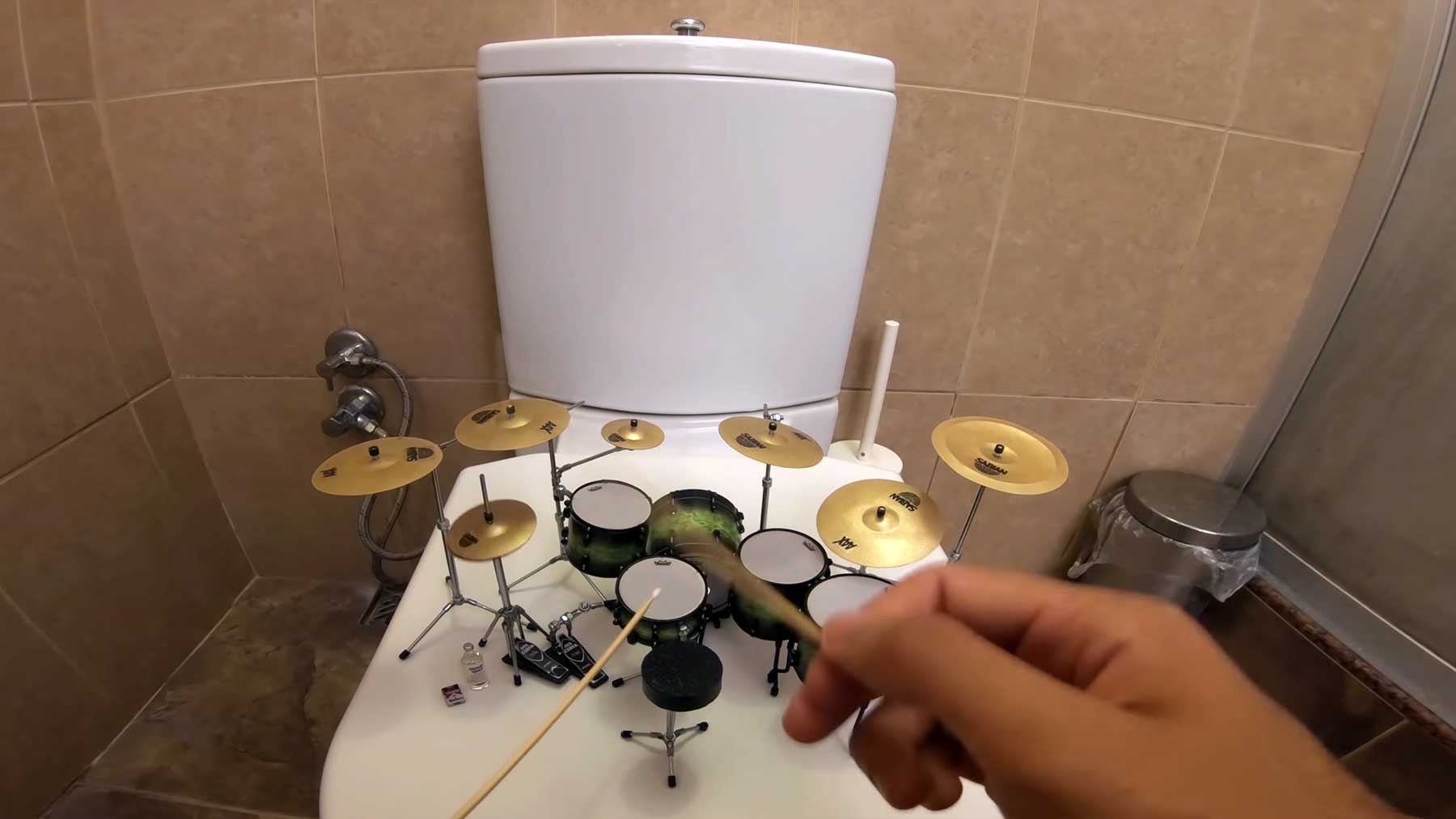 "Toxicity" von System of a Down auf Miniaturschlagzeug gespielt toxicity-miniature-drums-cover 