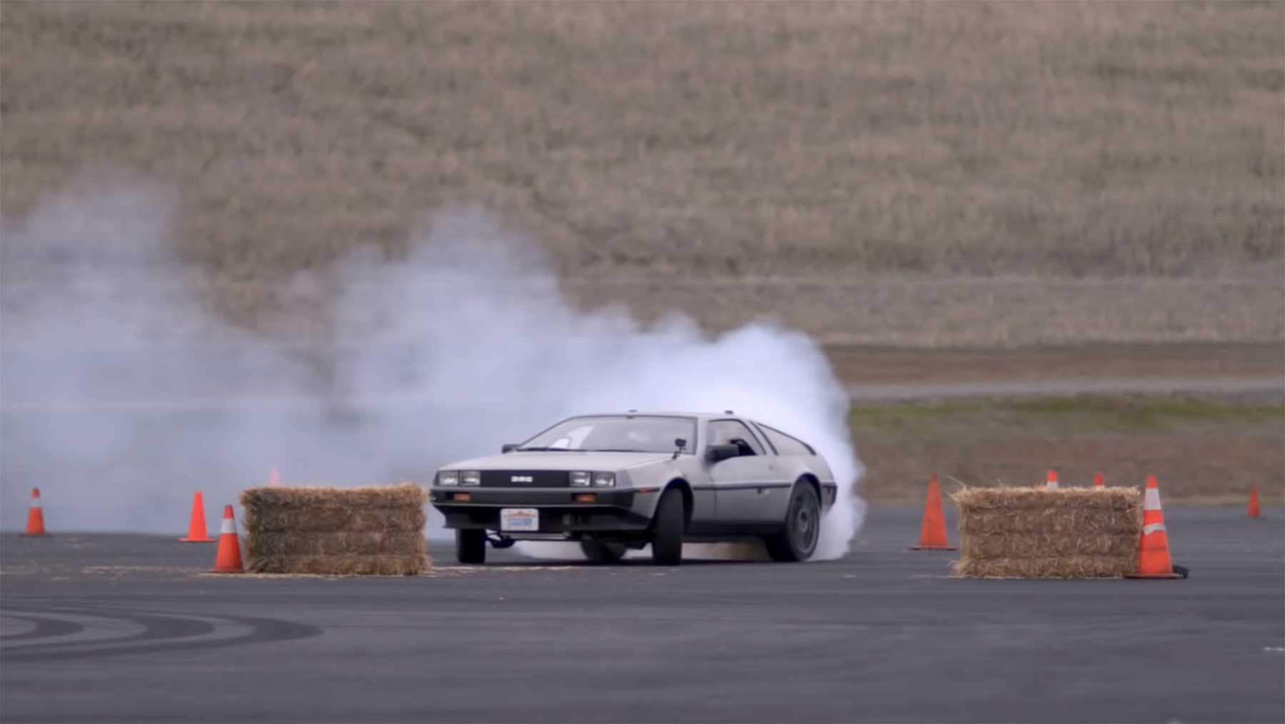 Selbstfahrender DeLorean macht Gymkhana