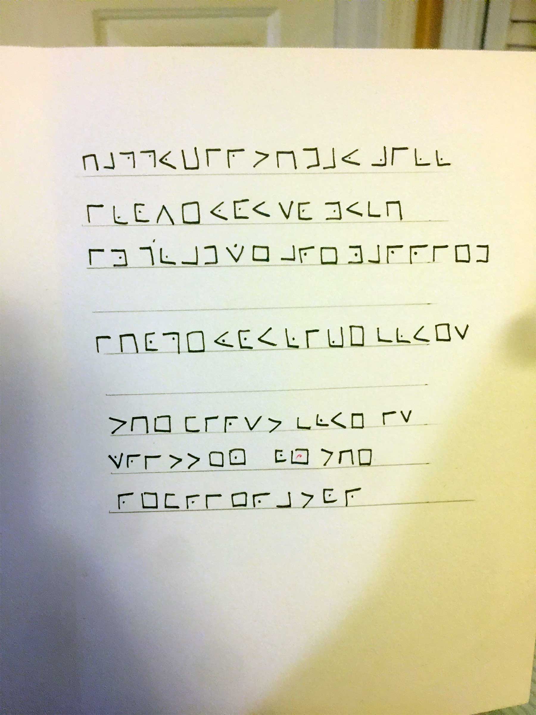 Mann macht Schnitzeljagd, um seiner Frau zu sagen, dass ihr Fürze stinken Wifes-Code-Breaker-Scavenger-Hunt-Birthday-Morning_04 