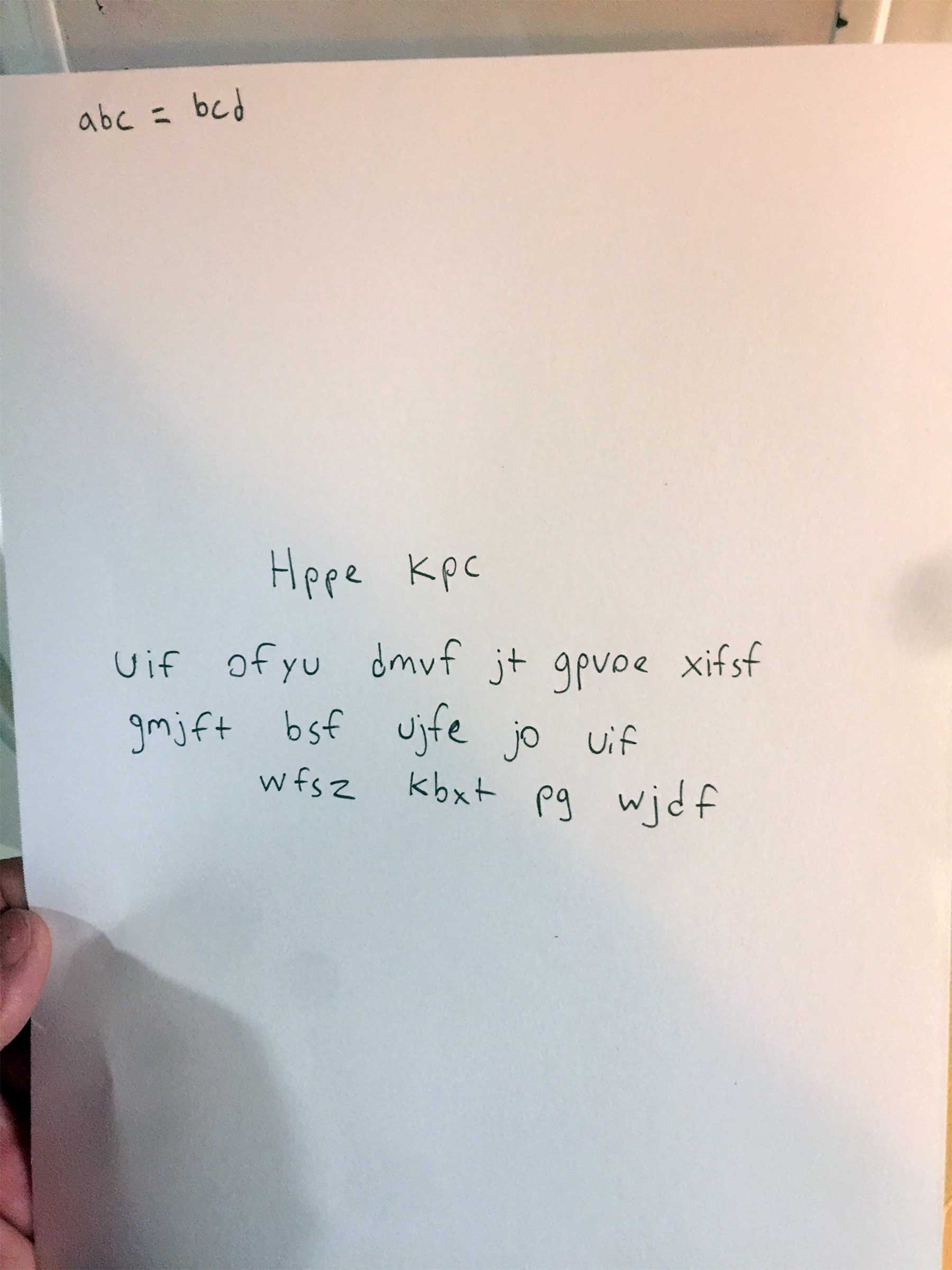 Mann macht Schnitzeljagd, um seiner Frau zu sagen, dass ihr Fürze stinken Wifes-Code-Breaker-Scavenger-Hunt-Birthday-Morning_07 