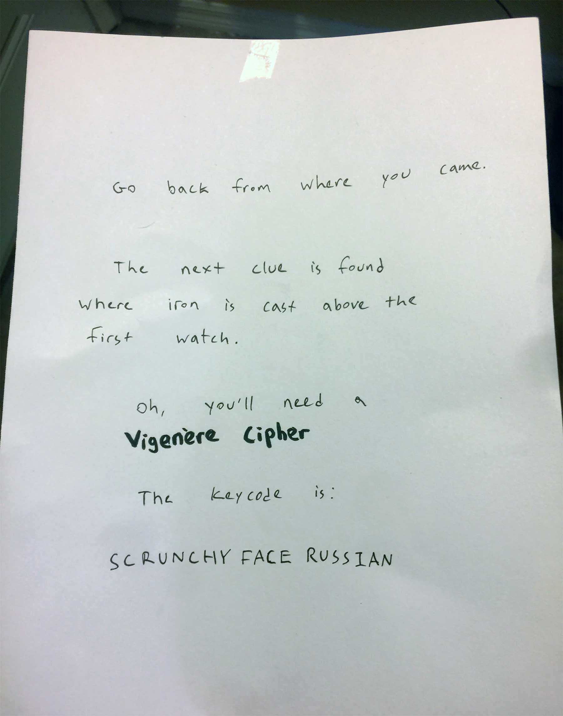 Mann macht Schnitzeljagd, um seiner Frau zu sagen, dass ihr Fürze stinken Wifes-Code-Breaker-Scavenger-Hunt-Birthday-Morning_12 