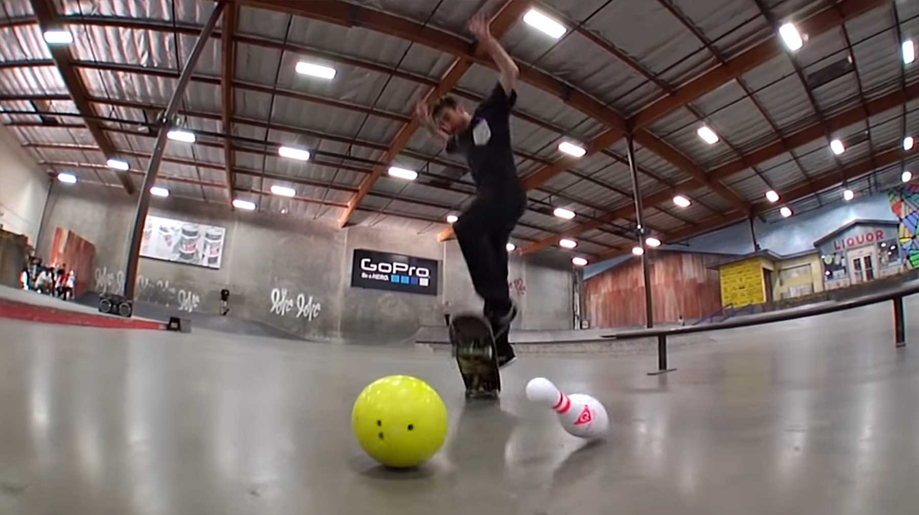 Bowling-Trickshots im Skatepark