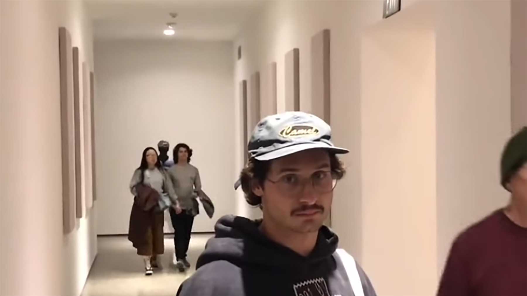 Mann schmuggelt eines seiner Gemälde ins Museum und hängt es auf