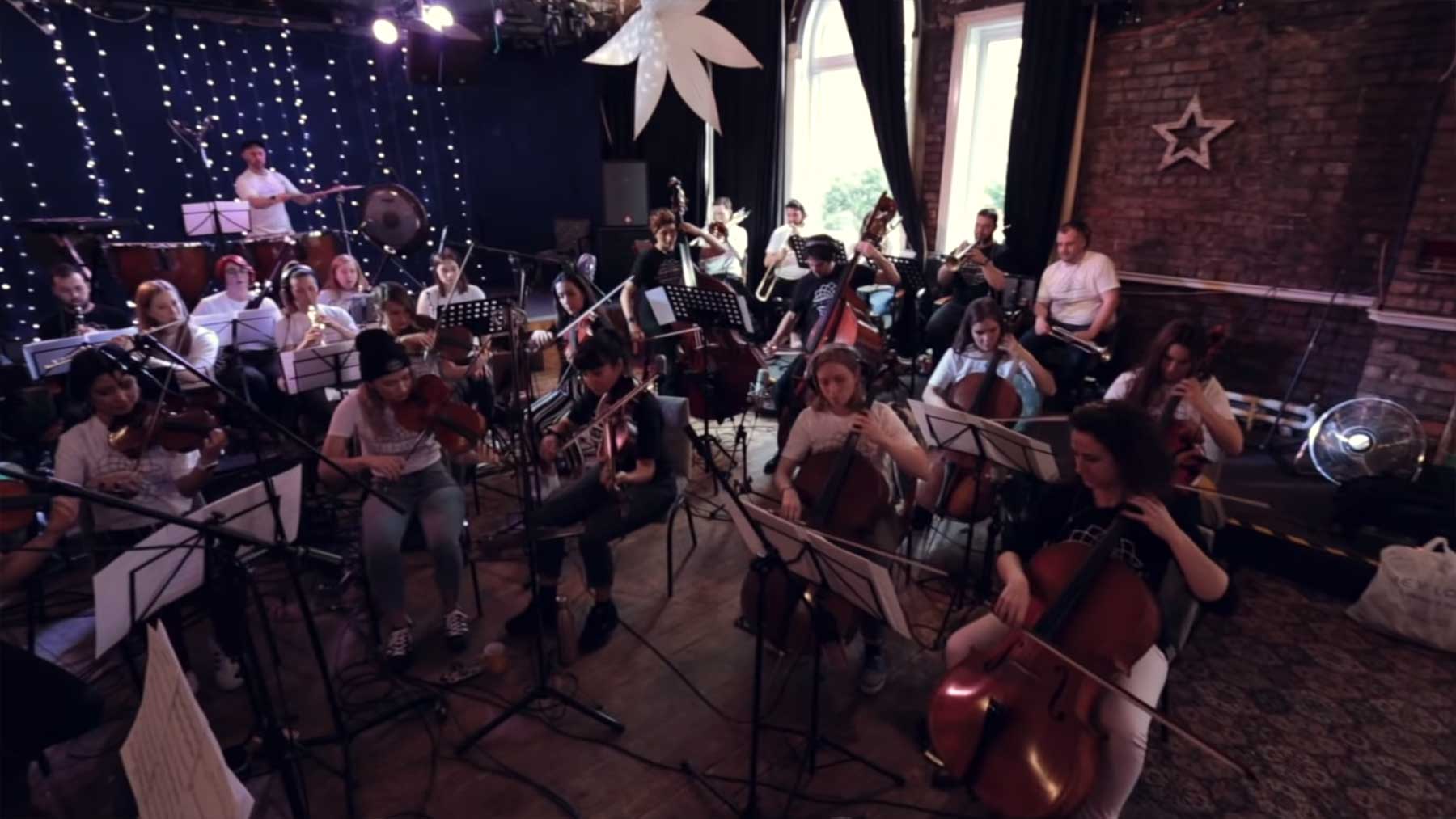 Orchester spielt Linkin Park-Medley