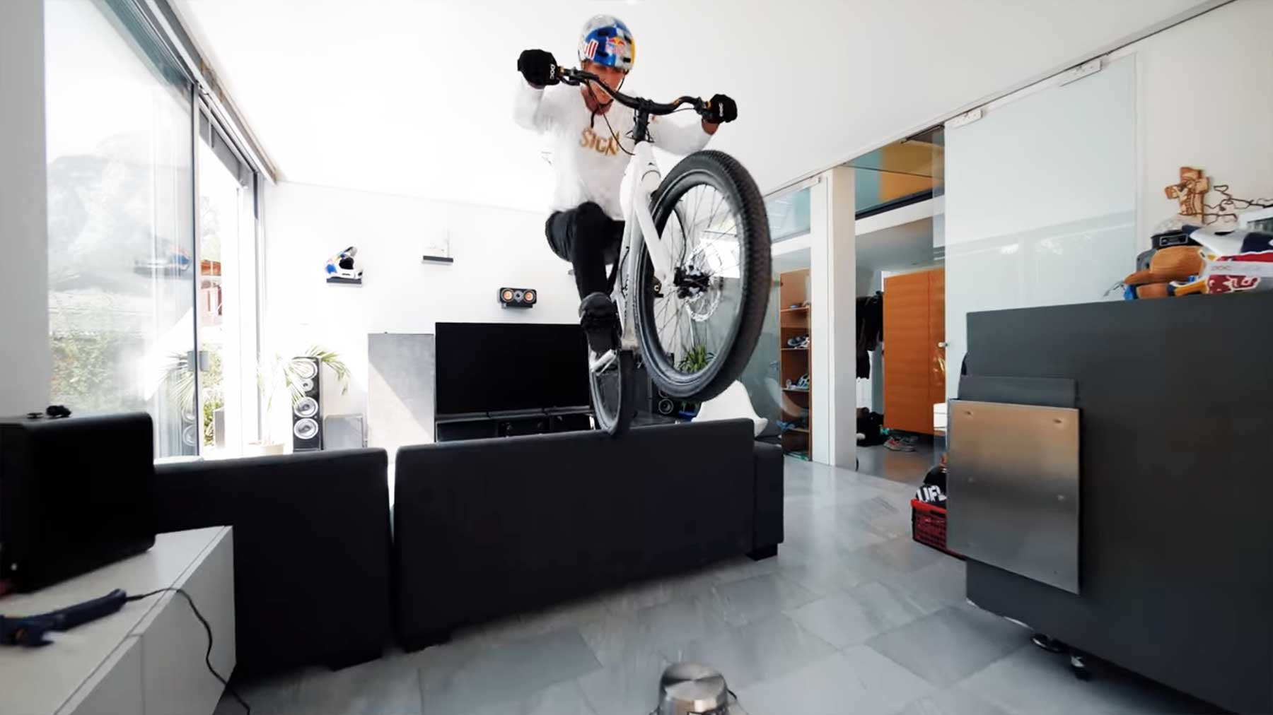 Fabio Wibmer macht Fahrrad-Tricks im „Home Office“