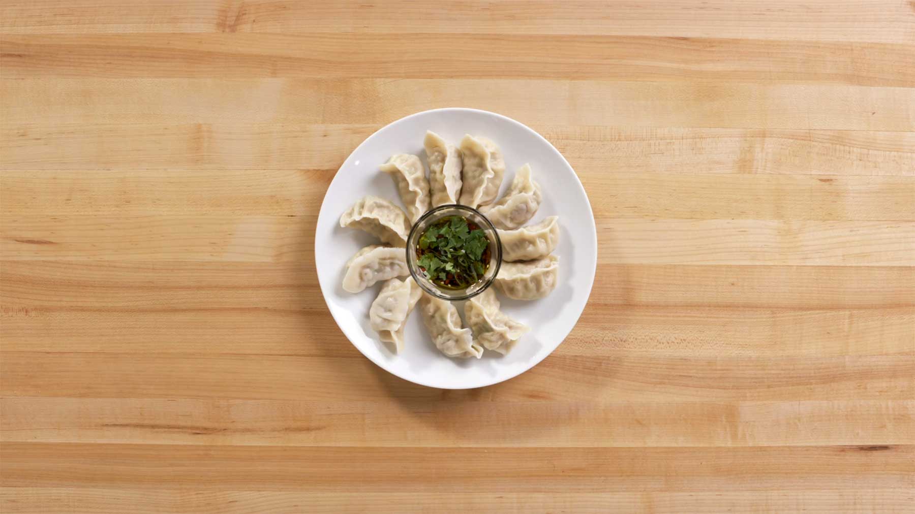 Köche unterschiedlicher Fähigkeitsstufen machen Dumplings