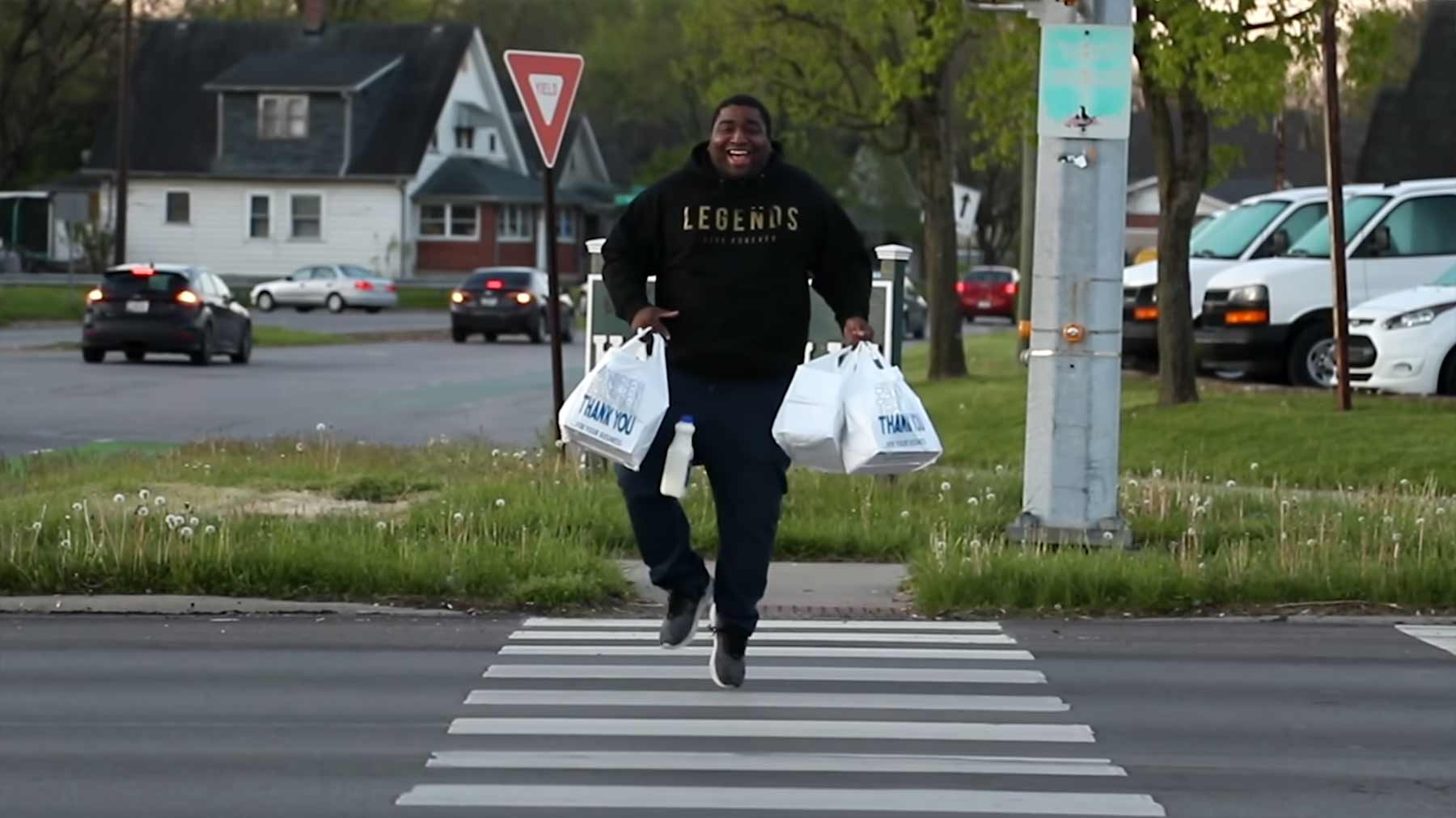 Rap-Musikvideo aus Freude für die wiedereröffnete Bäckerei