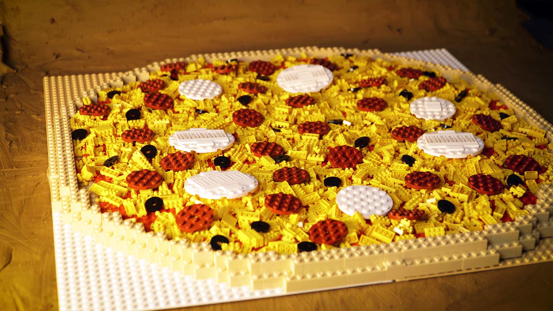 Aus LEGO gemachte Riesen-Pizza (Stopmotion-Video von Bebop)