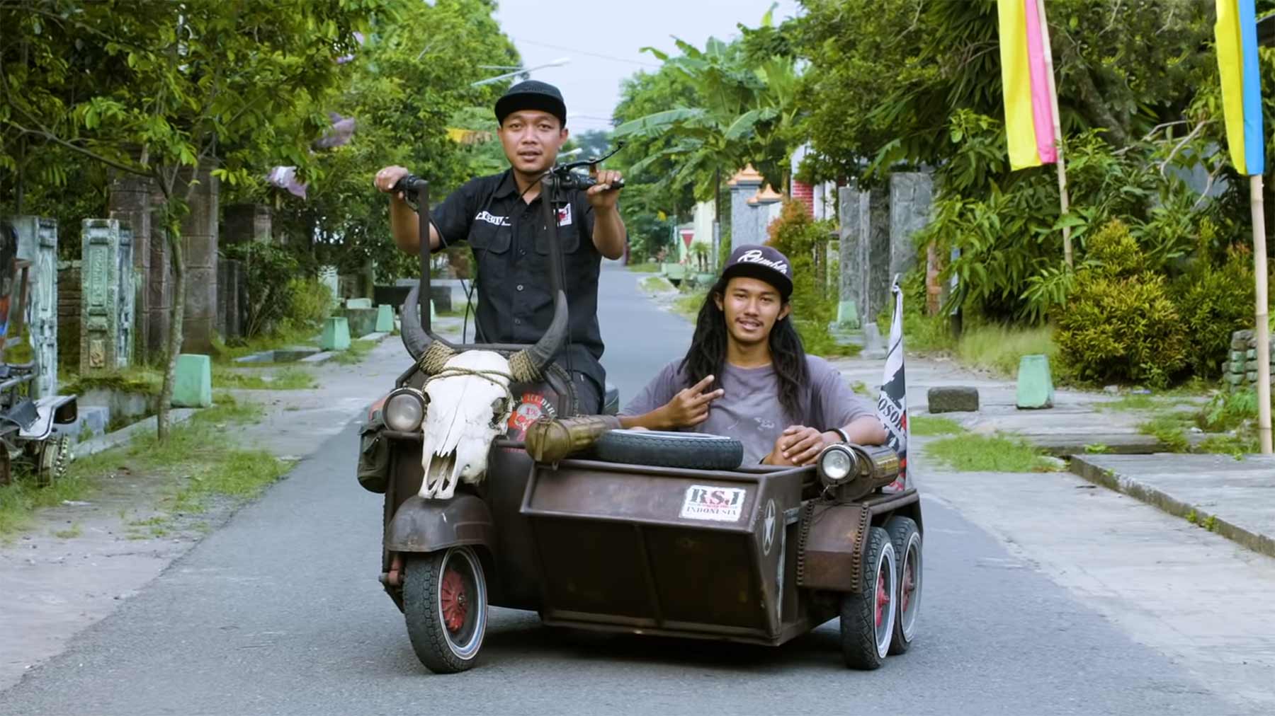 Indonesier fahren auf aufgepimpte Vespas ab indonesien-vespas-aufgepimpt 