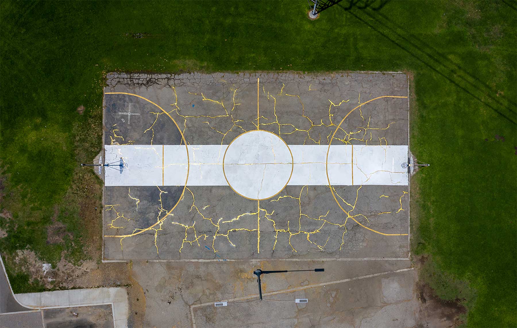 Basketball-Platz im Kintsugi-Stil Kintsugi-Basketballplatz-Victor-Solomon_01 