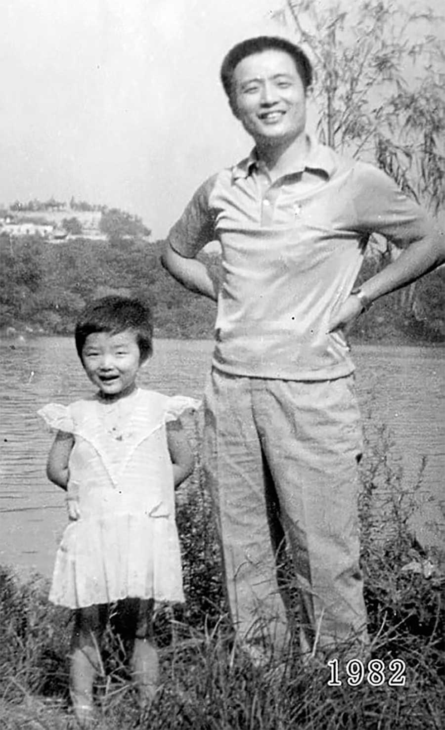 Vater und Tochter machen seit 1980 jährlich ein Foto am gleichen Ort Vater-Tochter-40-Jahre-portraits-gleicher-ort_Hua-Yunqing_03 