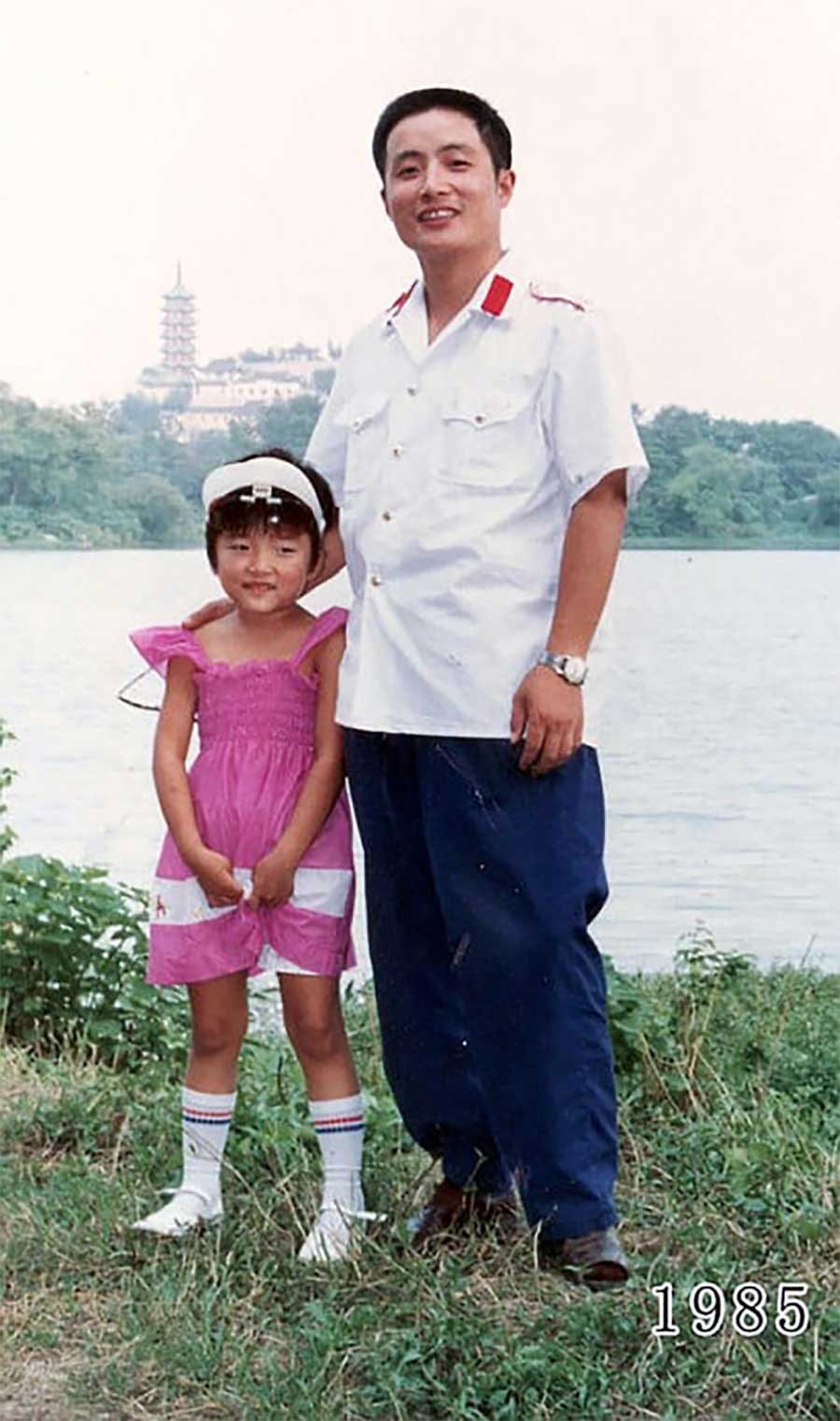 Vater und Tochter machen seit 1980 jährlich ein Foto am gleichen Ort Vater-Tochter-40-Jahre-portraits-gleicher-ort_Hua-Yunqing_06 