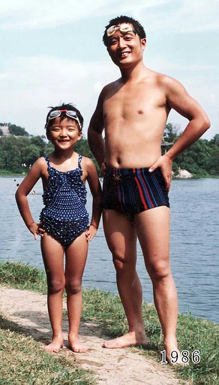 Vater und Tochter machen seit 1980 jährlich ein Foto am gleichen Ort Vater-Tochter-40-Jahre-portraits-gleicher-ort_Hua-Yunqing_07 