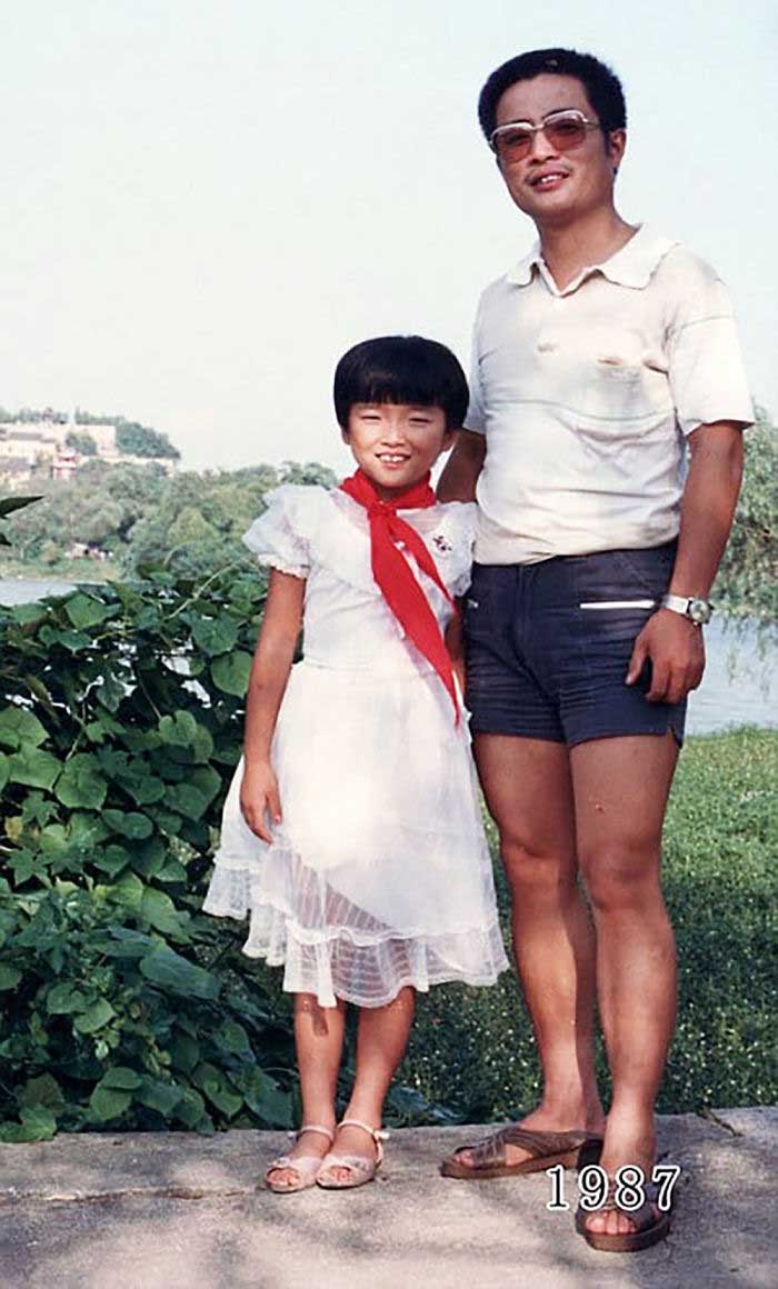 Vater und Tochter machen seit 1980 jährlich ein Foto am gleichen Ort Vater-Tochter-40-Jahre-portraits-gleicher-ort_Hua-Yunqing_08 