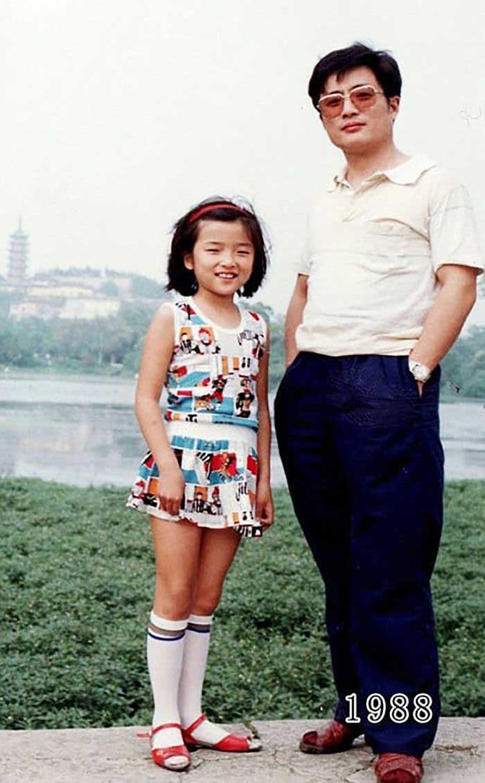 Vater und Tochter machen seit 1980 jährlich ein Foto am gleichen Ort Vater-Tochter-40-Jahre-portraits-gleicher-ort_Hua-Yunqing_09 