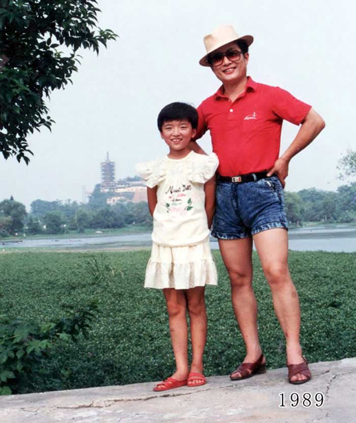 Vater und Tochter machen seit 1980 jährlich ein Foto am gleichen Ort Vater-Tochter-40-Jahre-portraits-gleicher-ort_Hua-Yunqing_10 