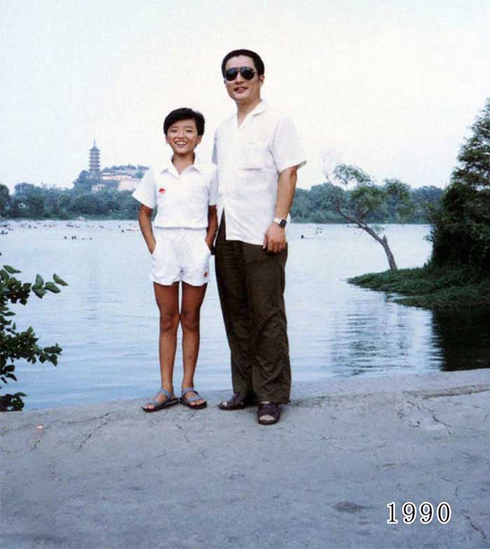 Vater und Tochter machen seit 1980 jährlich ein Foto am gleichen Ort Vater-Tochter-40-Jahre-portraits-gleicher-ort_Hua-Yunqing_11 