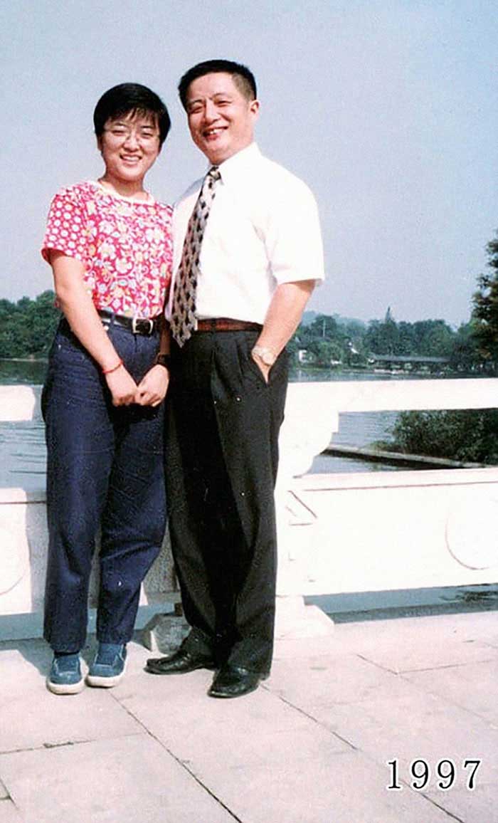 Vater und Tochter machen seit 1980 jährlich ein Foto am gleichen Ort Vater-Tochter-40-Jahre-portraits-gleicher-ort_Hua-Yunqing_18 