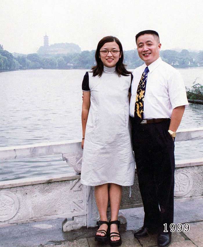 Vater und Tochter machen seit 1980 jährlich ein Foto am gleichen Ort Vater-Tochter-40-Jahre-portraits-gleicher-ort_Hua-Yunqing_19 