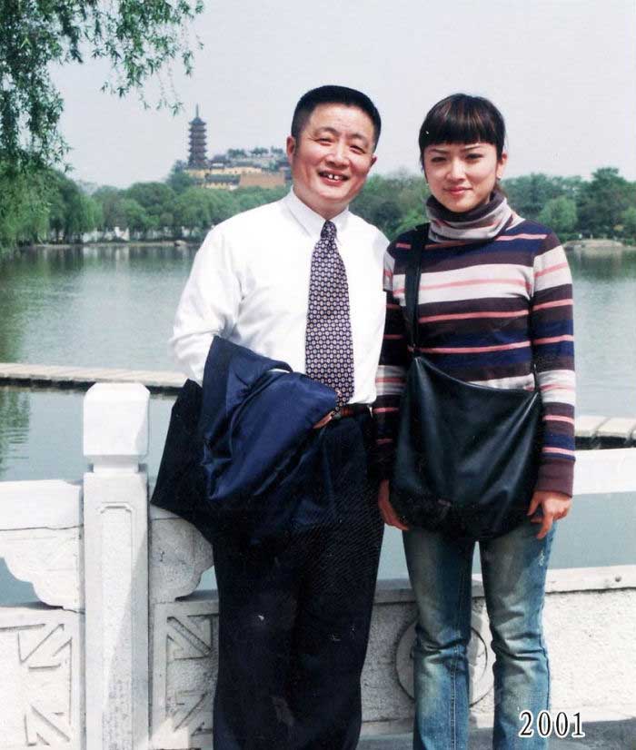 Vater und Tochter machen seit 1980 jährlich ein Foto am gleichen Ort Vater-Tochter-40-Jahre-portraits-gleicher-ort_Hua-Yunqing_21 