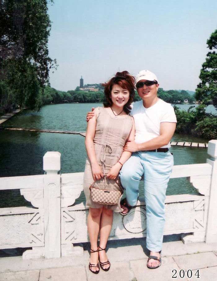 Vater und Tochter machen seit 1980 jährlich ein Foto am gleichen Ort Vater-Tochter-40-Jahre-portraits-gleicher-ort_Hua-Yunqing_24 