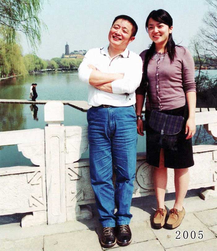 Vater und Tochter machen seit 1980 jährlich ein Foto am gleichen Ort Vater-Tochter-40-Jahre-portraits-gleicher-ort_Hua-Yunqing_25 