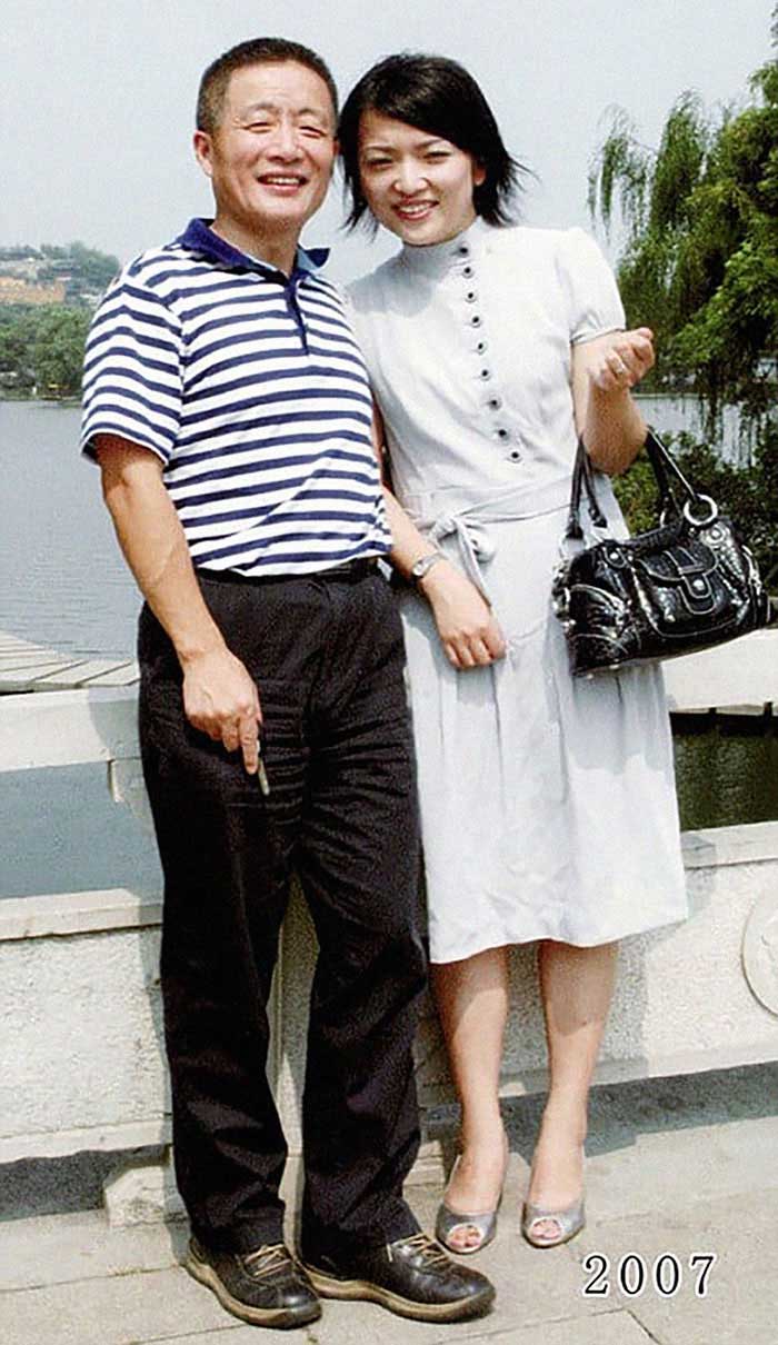 Vater und Tochter machen seit 1980 jährlich ein Foto am gleichen Ort Vater-Tochter-40-Jahre-portraits-gleicher-ort_Hua-Yunqing_27 