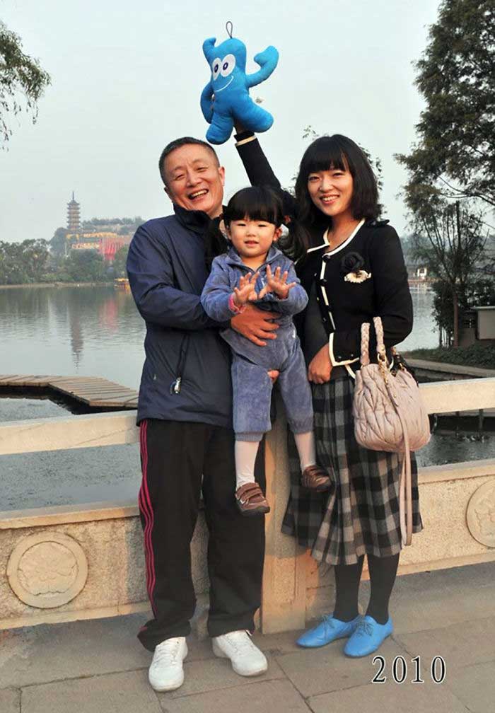 Vater und Tochter machen seit 1980 jährlich ein Foto am gleichen Ort Vater-Tochter-40-Jahre-portraits-gleicher-ort_Hua-Yunqing_30 