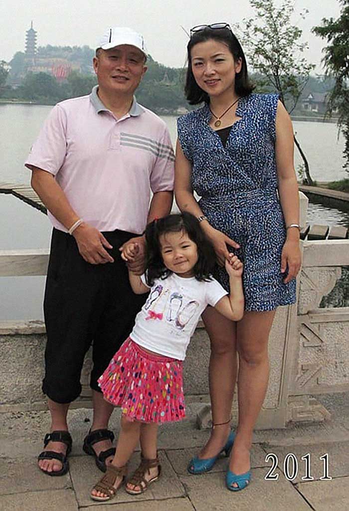 Vater und Tochter machen seit 1980 jährlich ein Foto am gleichen Ort Vater-Tochter-40-Jahre-portraits-gleicher-ort_Hua-Yunqing_31 