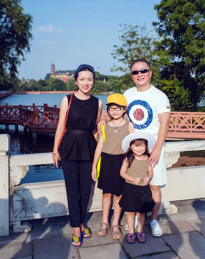 Vater und Tochter machen seit 1980 jährlich ein Foto am gleichen Ort Vater-Tochter-40-Jahre-portraits-gleicher-ort_Hua-Yunqing_35 