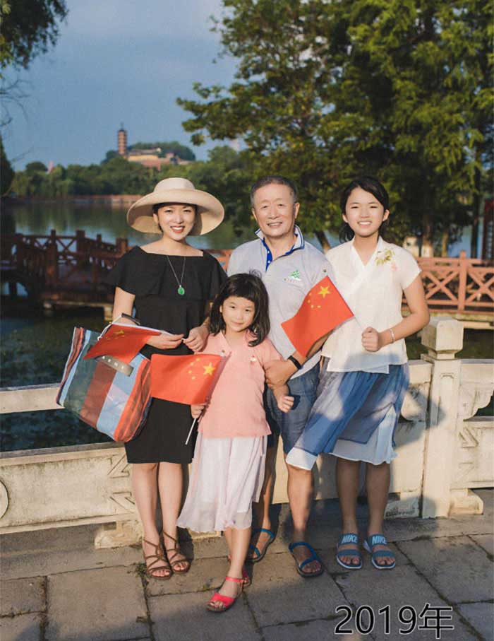 Vater und Tochter machen seit 1980 jährlich ein Foto am gleichen Ort Vater-Tochter-40-Jahre-portraits-gleicher-ort_Hua-Yunqing_39 