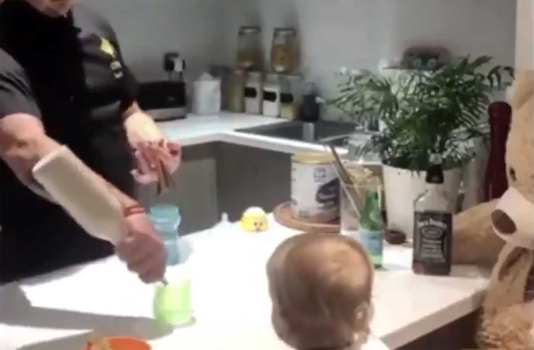 Wenn Barkeeper-Papa dein Fläschchen mixt barkeeper-papa 