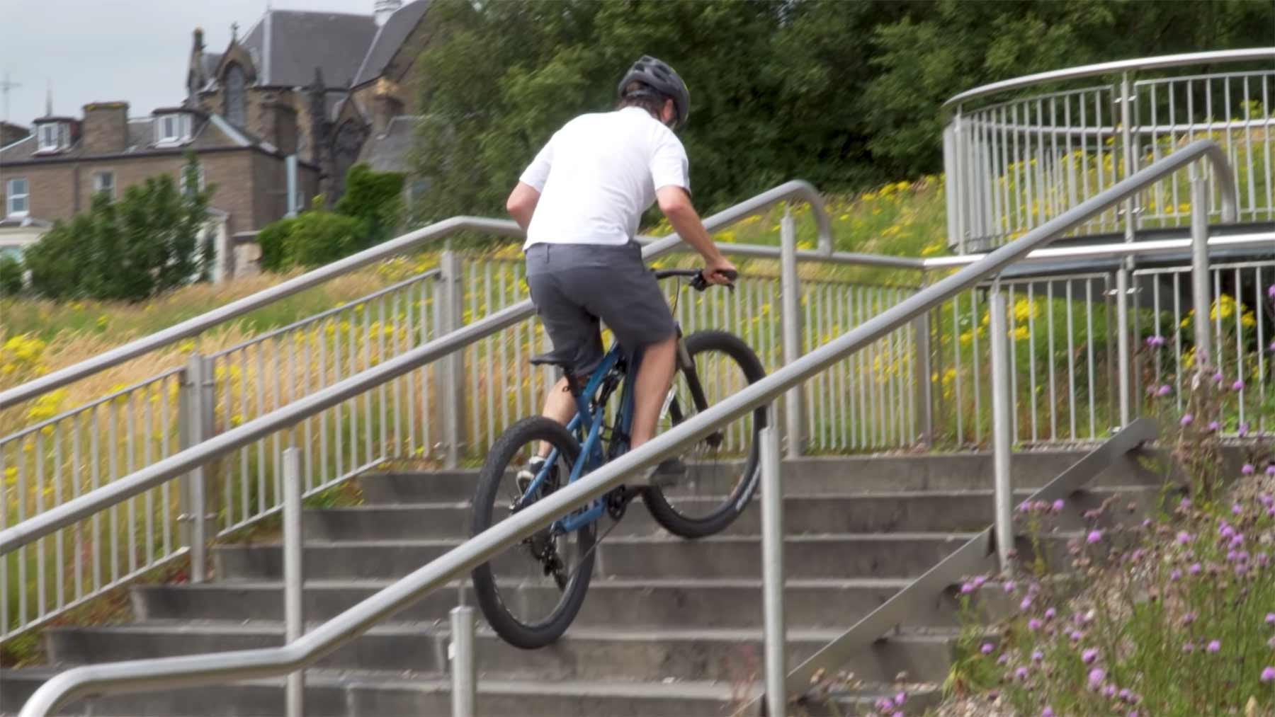 Mike Boyd lernt, Treppen mit Fahrrad hochzufahren