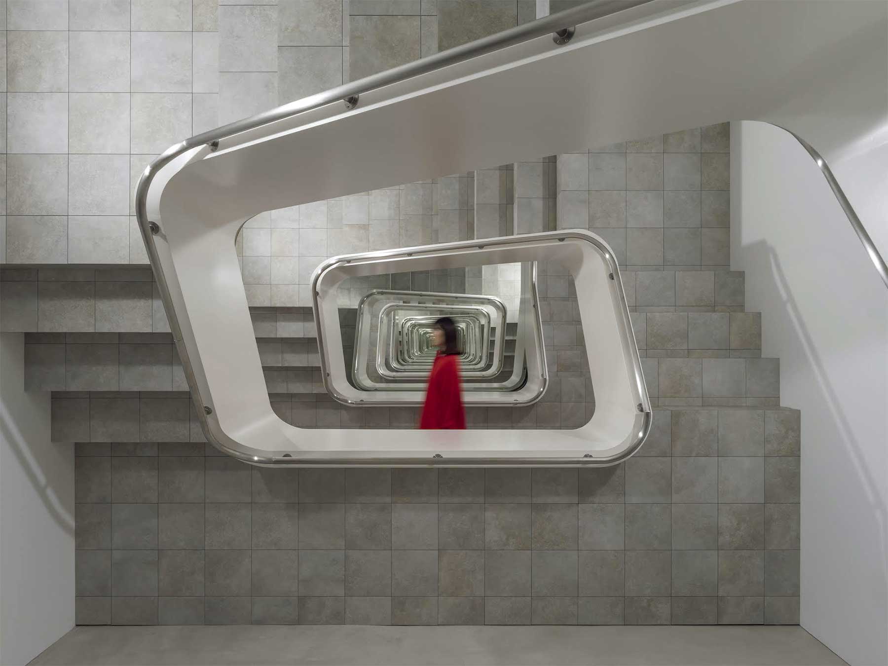 Unendliche Treppenschnecke von Leandro Erlich Leandro-Erlich-staircase_01 