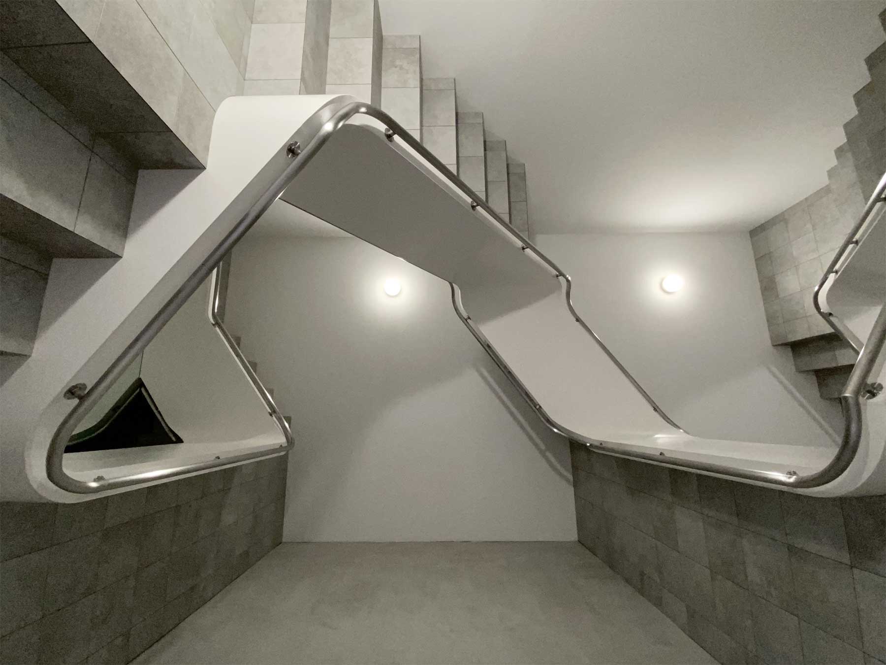 Unendliche Treppenschnecke von Leandro Erlich Leandro-Erlich-staircase_02 