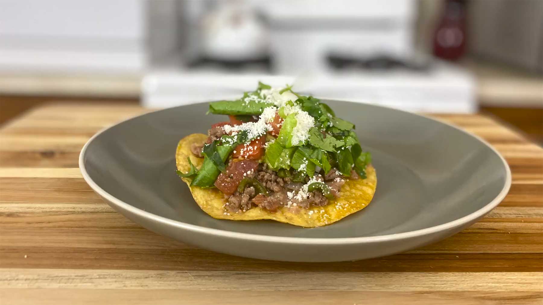 Köche unterschiedlicher Fähigkeitsstufen machen Tostadas