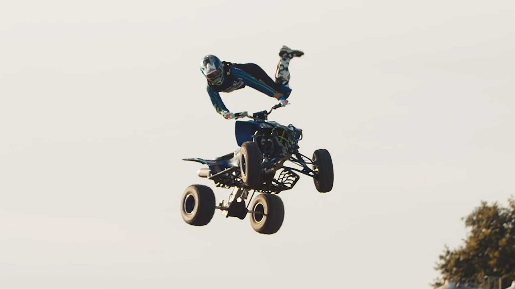 David Tharan macht Freestyle-Tricks auf dem Quad-Bike DAVID-THARAN-ATV-FREESTYLER 