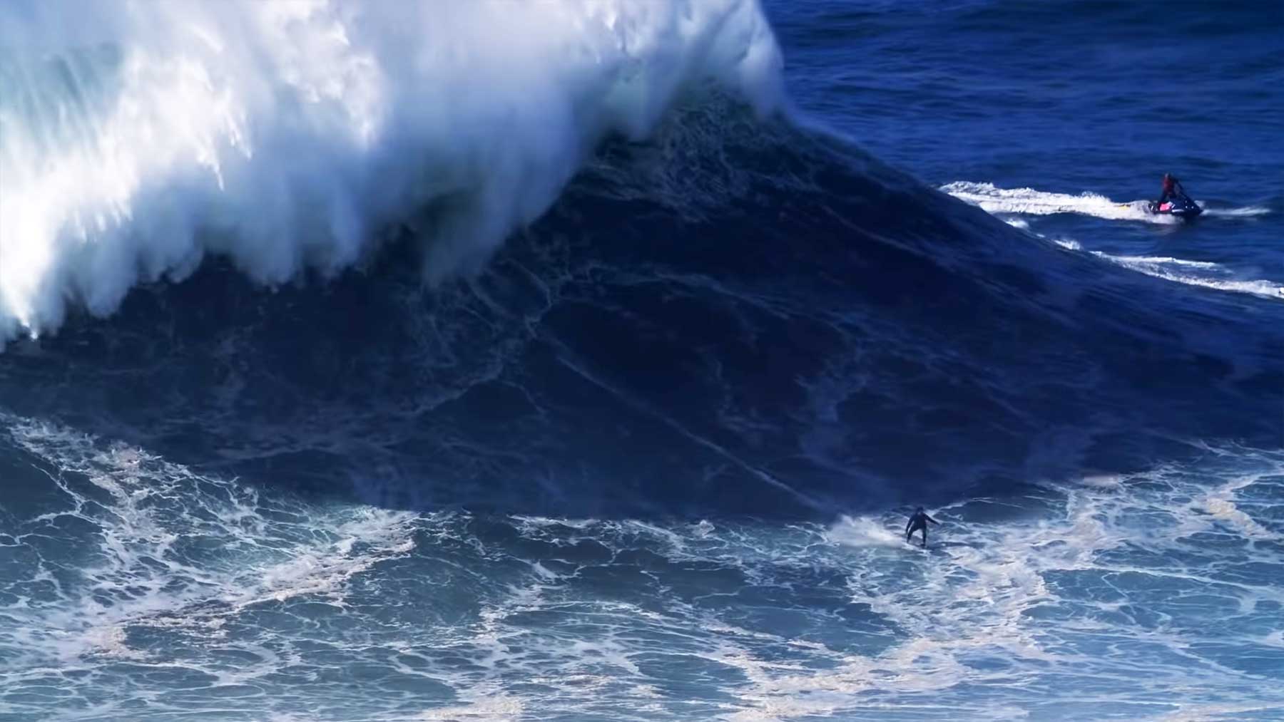 Von einer Riesenwelle überrollt werden Riesenwelle-surfen-portugal-Kai-Lenny 