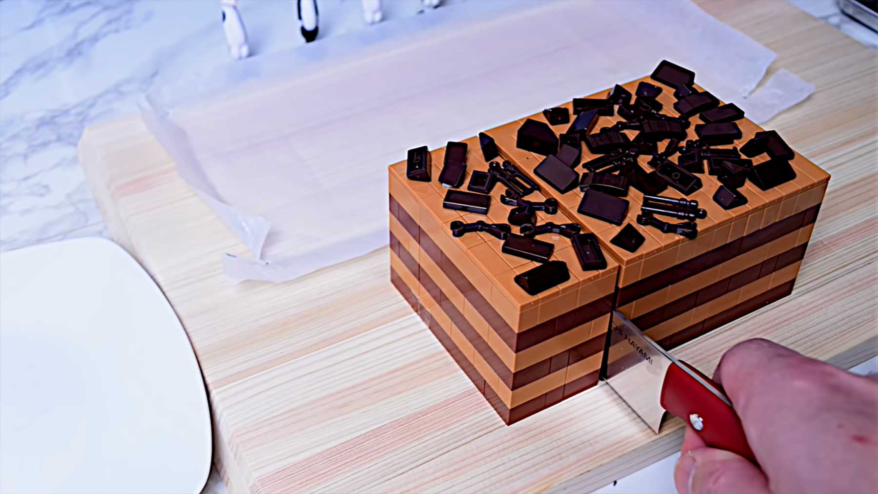 Stopmotion: Einen Schokoladen-Kuchen aus LEGO backen