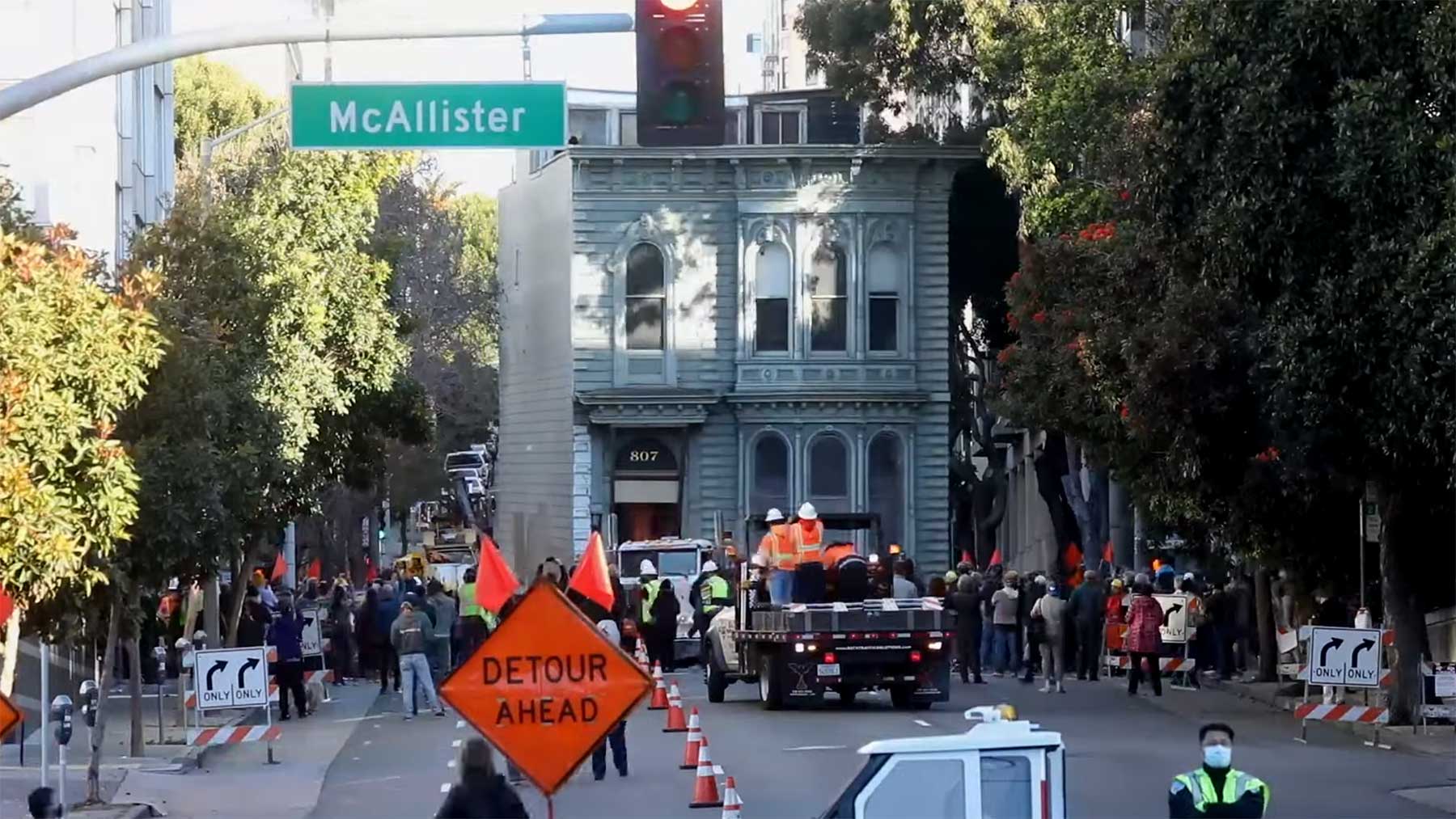 139 Jahre altes viktorianisches Haus wird durch die Straßen San Franciscos gefahren